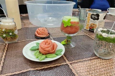 Warsztaty kreatywne dla seniorów - tworzenie świec