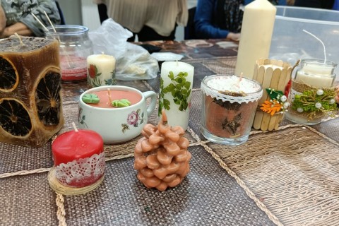 Warsztaty kreatywne dla seniorów - tworzenie świec