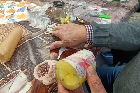 Warsztaty kreatywne dla seniorów - tworzenie świec
