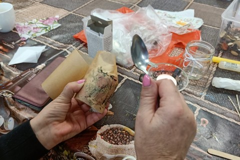 Warsztaty kreatywne dla seniorów - tworzenie świec