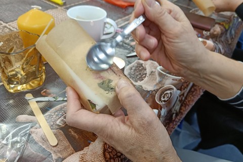 Warsztaty kreatywne dla seniorów - tworzenie świec