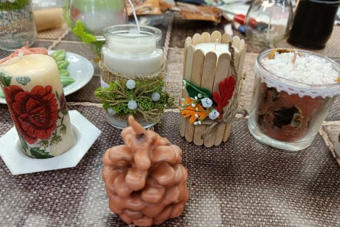 Warsztaty kreatywne dla seniorów - tworzenie świec