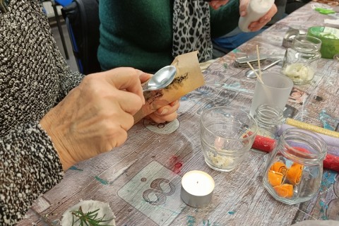 Warsztaty kreatywne dla seniorów - tworzenie świec