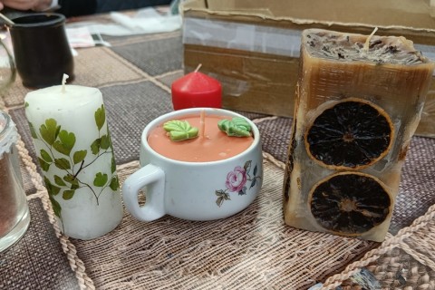 Warsztaty kreatywne dla seniorów - tworzenie świec