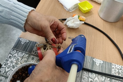 Warsztaty kreatywne dla seniorów - tworzenie świec