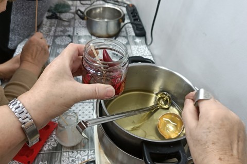 Warsztaty kreatywne dla seniorów - tworzenie świec