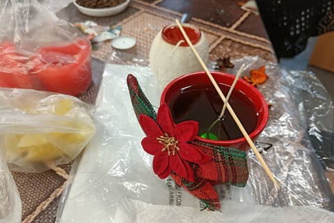 Warsztaty kreatywne dla seniorów - tworzenie świec