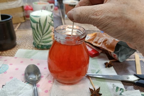 Warsztaty kreatywne dla seniorów - tworzenie świec