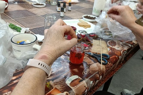 Warsztaty kreatywne dla seniorów - tworzenie świec