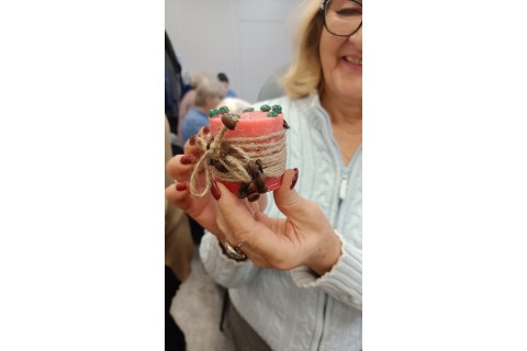 Warsztaty kreatywne dla seniorów - tworzenie świec