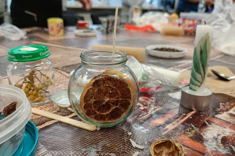 Warsztaty kreatywne dla seniorów - tworzenie świec