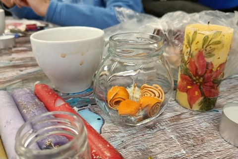 Warsztaty kreatywne dla seniorów - tworzenie świec