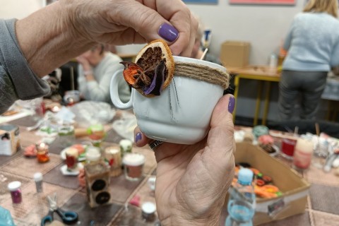 Warsztaty kreatywne dla seniorów - tworzenie świec