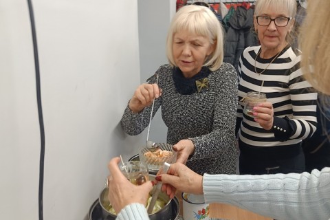 Warsztaty kreatywne dla seniorów - tworzenie świec