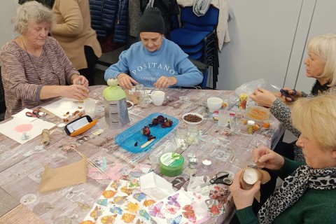 Warsztaty kreatywne dla seniorów - tworzenie świec