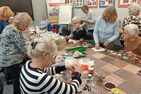 Warsztaty kreatywne dla seniorów - tworzenie świec