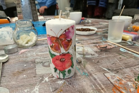 Warsztaty kreatywne dla seniorów - tworzenie świec