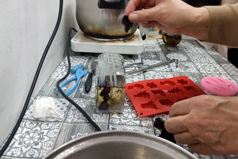 Warsztaty kreatywne dla seniorów - tworzenie świec