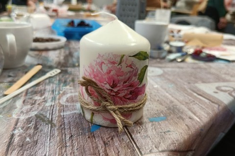 Warsztaty kreatywne dla seniorów - tworzenie świec