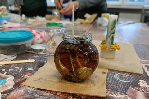 Warsztaty kreatywne dla seniorów - tworzenie świec