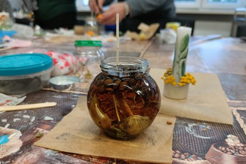 Warsztaty kreatywne dla seniorów - tworzenie świec