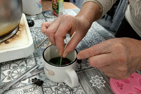Warsztaty kreatywne dla seniorów - tworzenie świec