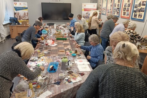 Warsztaty kreatywne dla seniorów - tworzenie świec