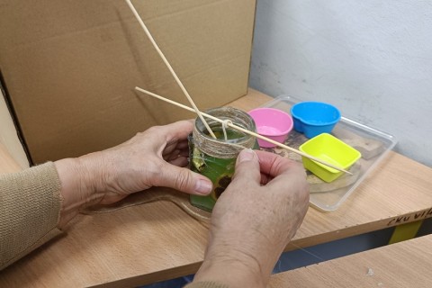 Warsztaty kreatywne dla seniorów - tworzenie świec