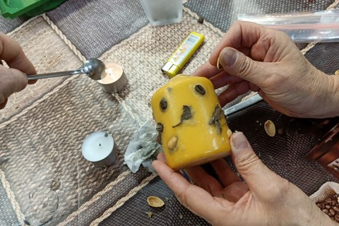 Warsztaty kreatywne dla seniorów - tworzenie świec