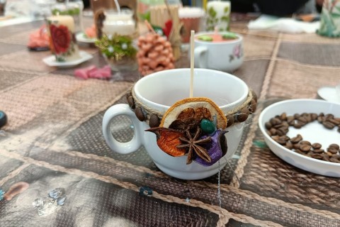 Warsztaty kreatywne dla seniorów - tworzenie świec