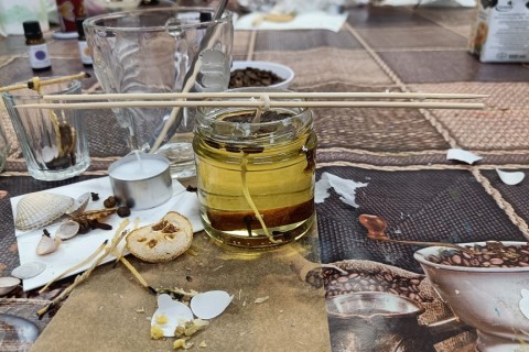 Warsztaty kreatywne dla seniorów - tworzenie świec