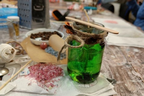 Warsztaty kreatywne dla seniorów - tworzenie świec