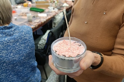 Warsztaty kreatywne dla seniorów - tworzenie świec