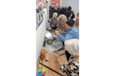 Warsztaty kreatywne dla seniorów - tworzenie świec