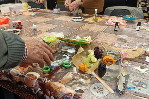 Warsztaty kreatywne dla seniorów - tworzenie świec