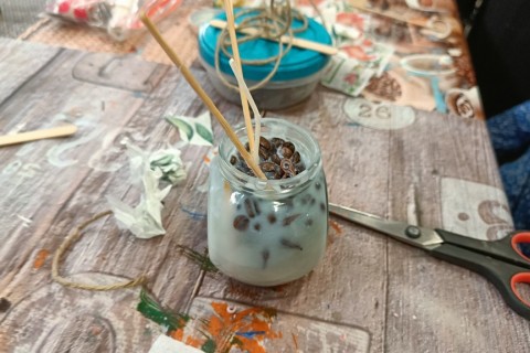 Warsztaty kreatywne dla seniorów - tworzenie świec