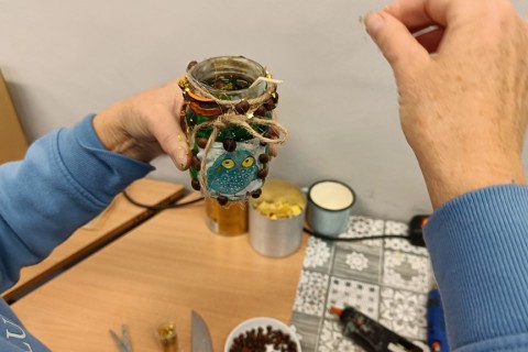 Warsztaty kreatywne dla seniorów - tworzenie świec