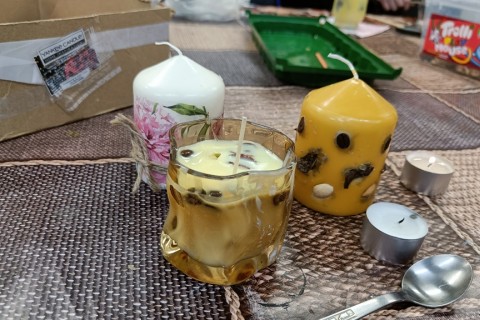 Warsztaty kreatywne dla seniorów - tworzenie świec