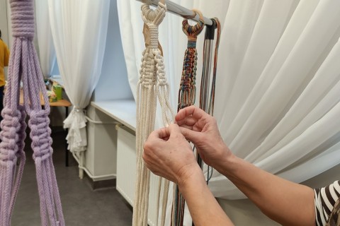 Warsztaty kreatywne dla seniorów - makrama dla początkujących