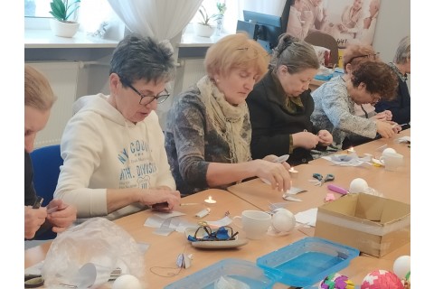 Warsztaty kreatywne  dla seniorów - ozdoby świąteczne ze wstążki