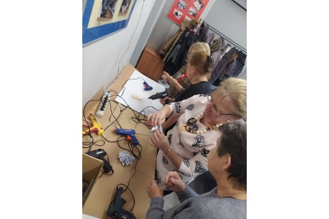 Warsztaty kreatywne  dla seniorów - ozdoby świąteczne ze wstążki