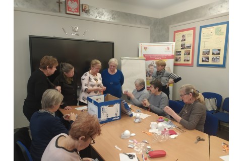 Warsztaty kreatywne  dla seniorów - ozdoby świąteczne ze wstążki