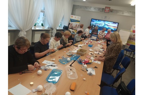 Warsztaty kreatywne  dla seniorów - ozdoby świąteczne ze wstążki