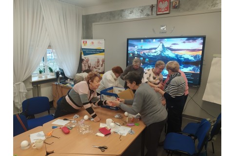 Warsztaty kreatywne  dla seniorów - ozdoby świąteczne ze wstążki