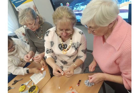 Warsztaty kreatywne  dla seniorów - ozdoby świąteczne ze wstążki