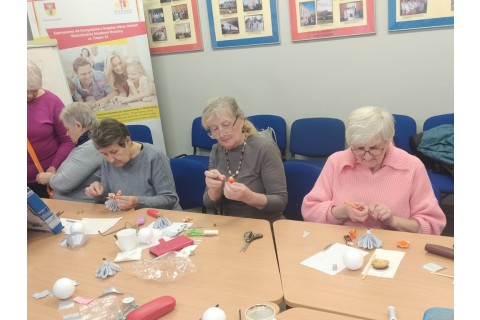 Warsztaty kreatywne  dla seniorów - ozdoby świąteczne ze wstążki