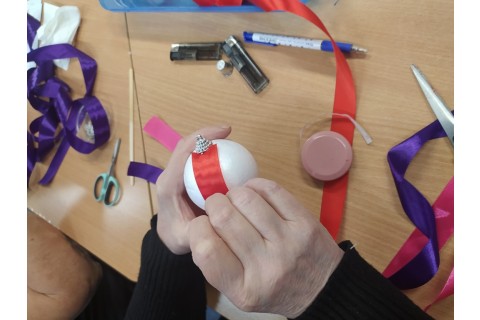 Warsztaty kreatywne  dla seniorów - ozdoby świąteczne ze wstążki