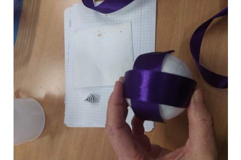 Warsztaty kreatywne  dla seniorów - ozdoby świąteczne ze wstążki