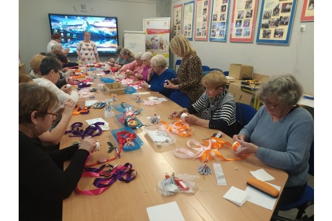Warsztaty kreatywne  dla seniorów - ozdoby świąteczne ze wstążki