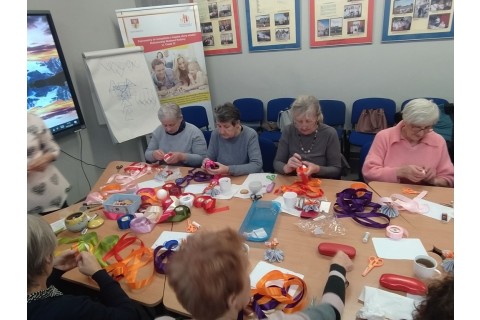 Warsztaty kreatywne  dla seniorów - ozdoby świąteczne ze wstążki